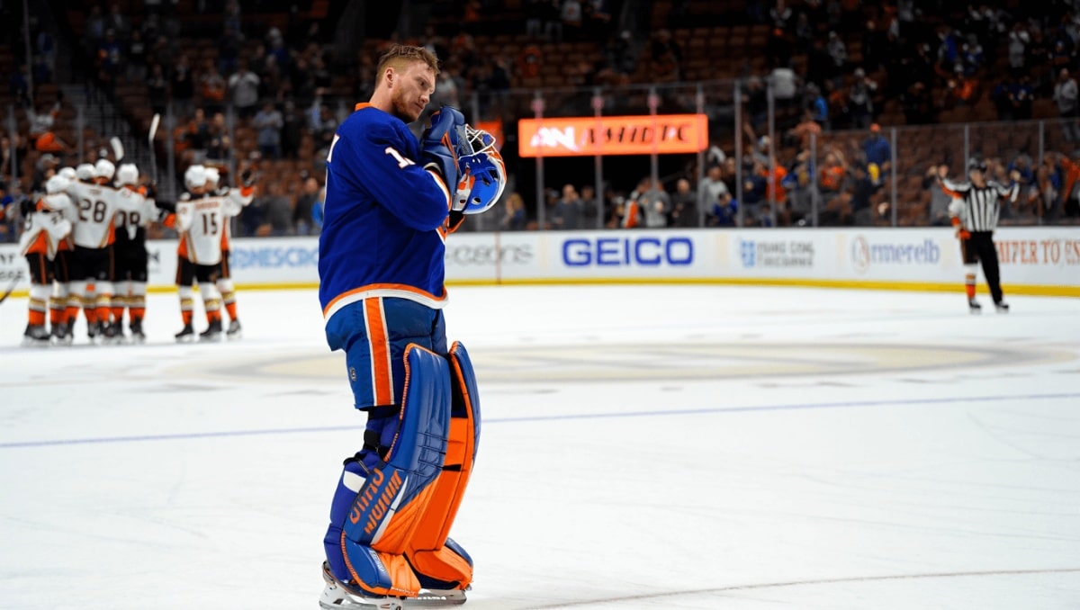 Anaheim fick se Islanders målvakt bli utplockad med åtta minuter kvar