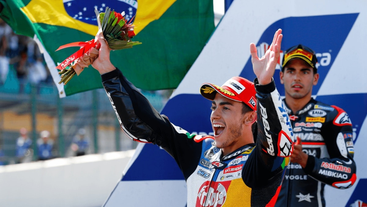 Munoz' Überraschungsangriff reicht nicht: Daniel Holgado gewinnt Moto2-Rennen in Brasilien!