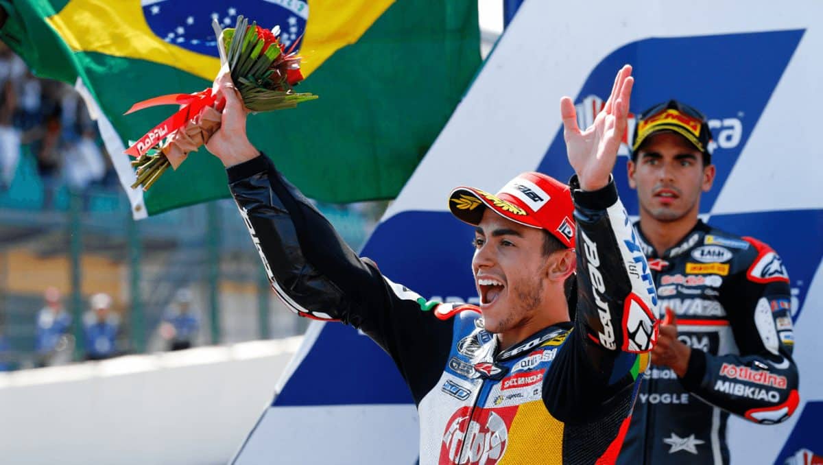 Munoz' Überraschungsangriff reicht nicht: Daniel Holgado gewinnt Moto2-Rennen in Brasilien!