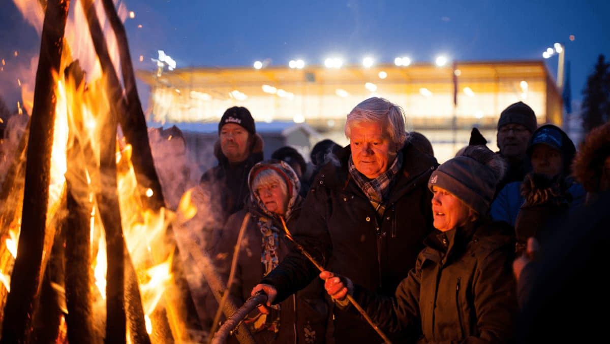 ”När tänds brasan?” – så löser byn Innervik hockeykrocken på valborg