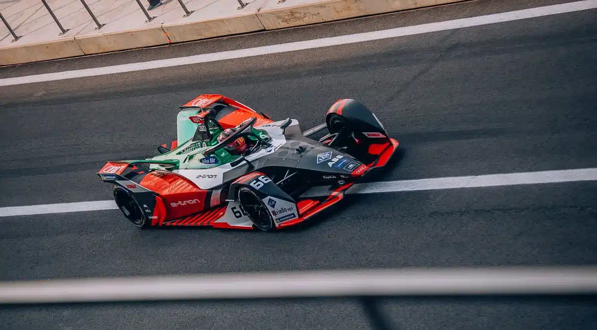 Formel E-startf&auml;ltet med flera elbilar redo f&ouml;r lopp, symbolisering av seriens framtid utan ABT.