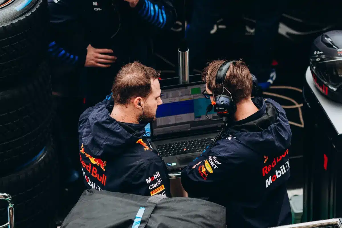 F1-stall diskuterar strategi och planeringsdetaljer