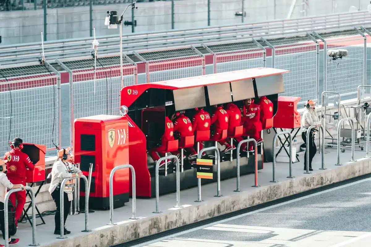 Mekaniker arbetar på en F1-motor med verktyg i en värkstad