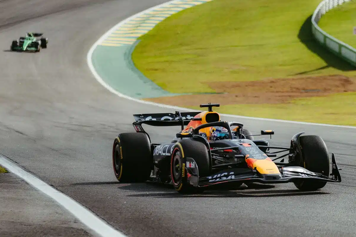 F1-bil under inbromsning med energiåtervinning och aerodynamisk påverkan