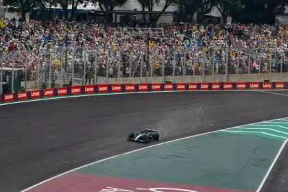 F1-bil i kurva med överstyrning på racerbana