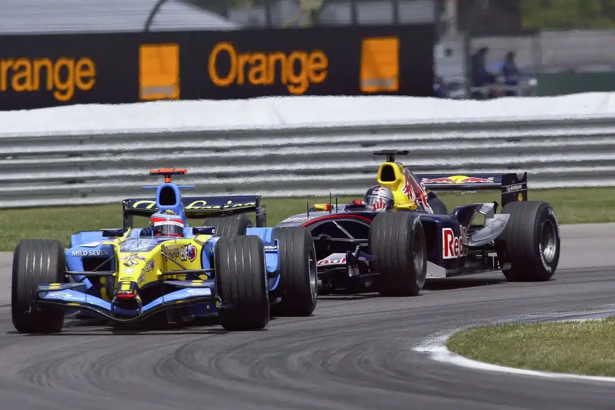 F1-bil kämpar för att köra förbi på svåröverholade parti på Zandvoort-banan