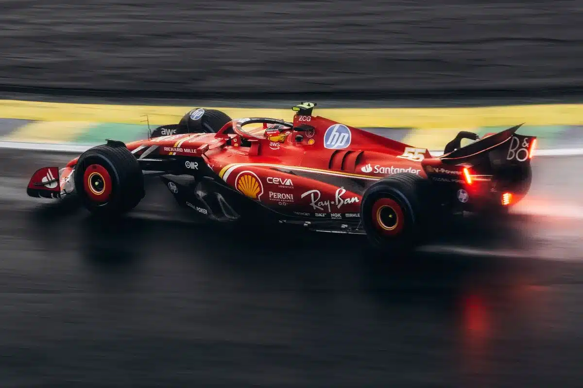 F1-förare i fokuserad körning, visar intensiteten under tävling