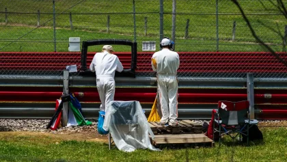 F1-mekaniker och pit crew övervaka telemetri och data på skärmar i garaget inför kvalet