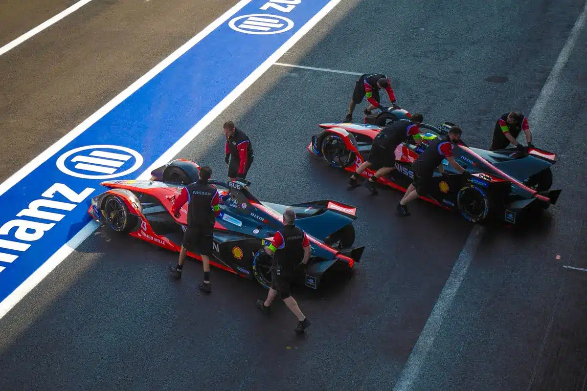 En formel 1-bil p&aring; en rak str&auml;cka med energisystem synligt, illustration av batteristrategi och effekt&ouml;verf&ouml;ring