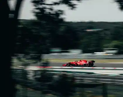 En F1-bil i full fart genom en kurva på Zandvoort, med däckrök och rörelse som visar sprintens intensitet.