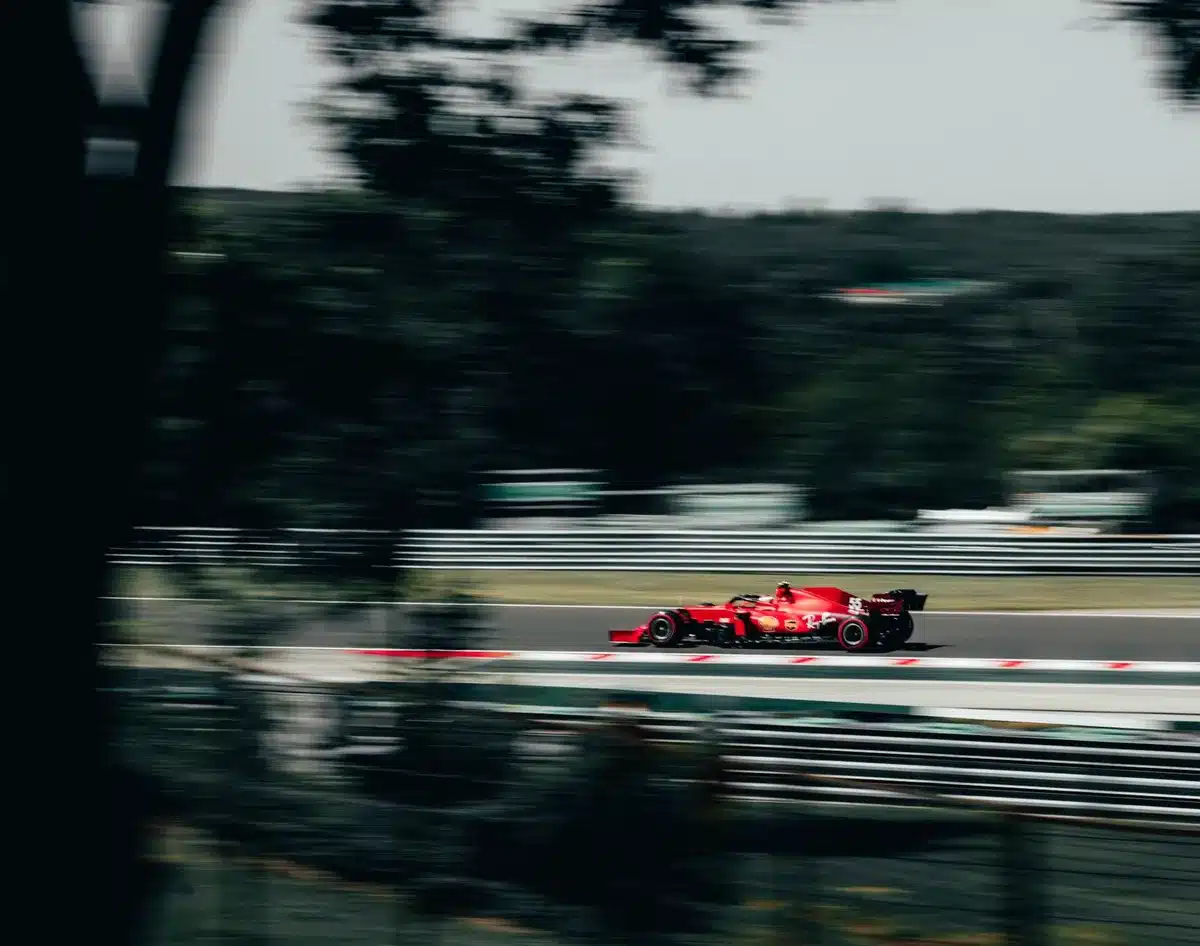 En F1-bil i full fart genom en kurva på Zandvoort, med däckrök och rörelse som visar sprintens intensitet.