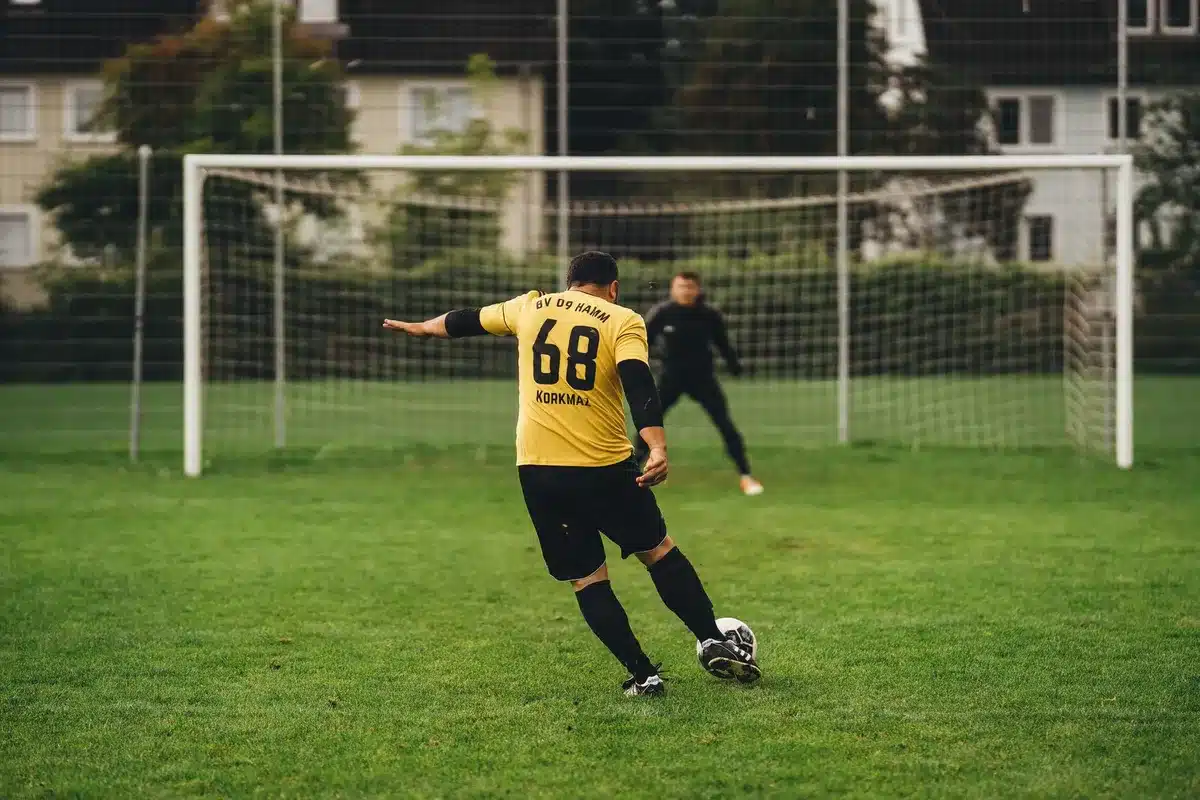 Fotbollsspelare f&ouml;rsvarar med numer&auml;rt underl&auml;ge efter en utvisning