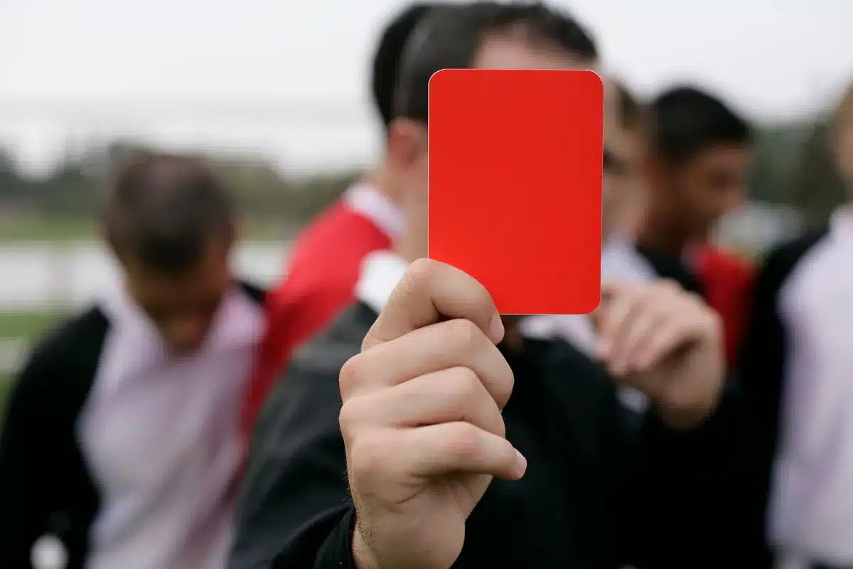Fotbollsdomare gör ett disciplinärt beslut under en match med VAR-granskning