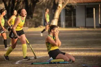 Svenska damhockeyspelare firar ett mål under en match