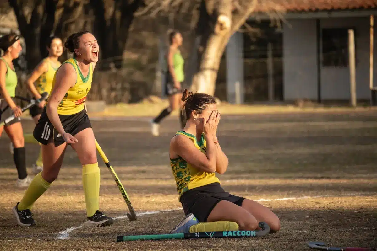 Svenska damhockeyspelare firar ett mål under en match
