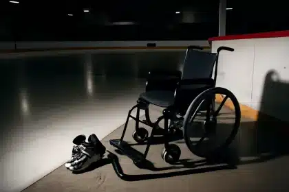 Från hockeytalang till rullstol – Douglas drabbad av ovanlig bensjukdom
