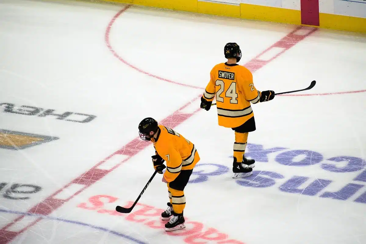 Ishockeyspelare förbereder sig i omklädningsrummet inför säsongen