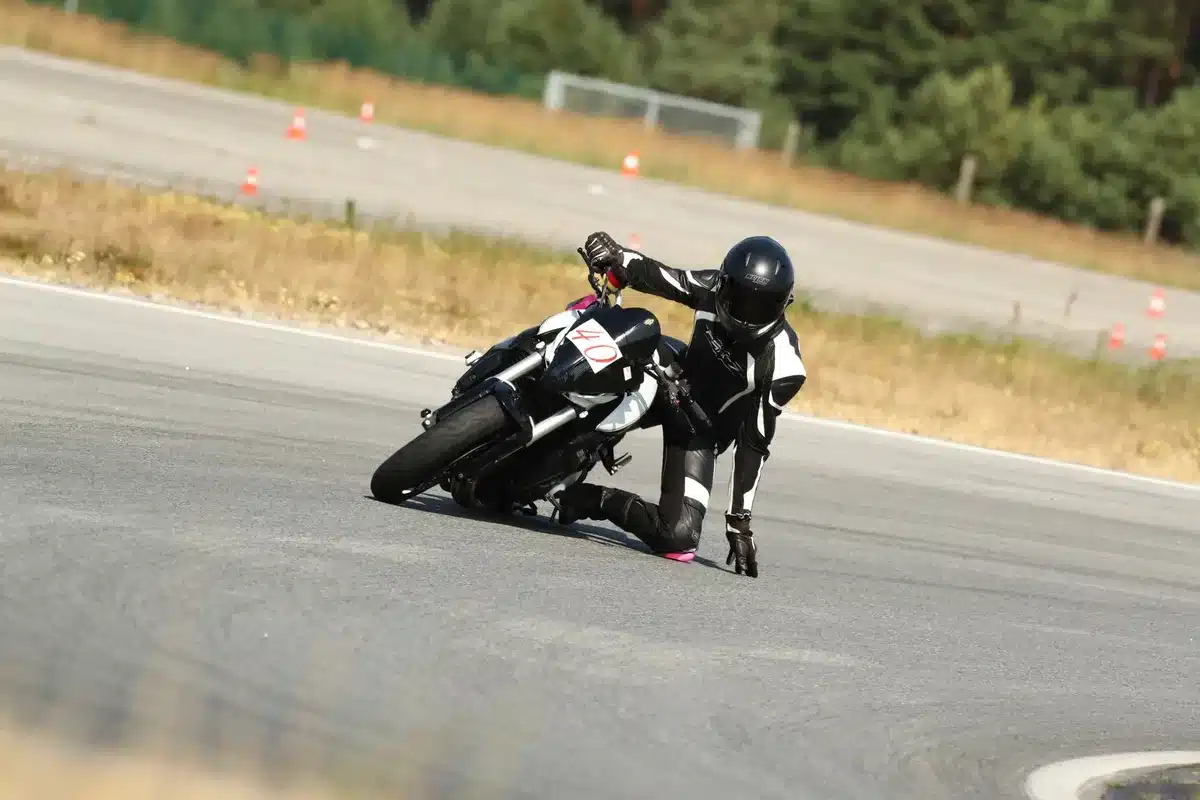 Motorcyklist i lutning genom en snäv kurva på Aragon-banan