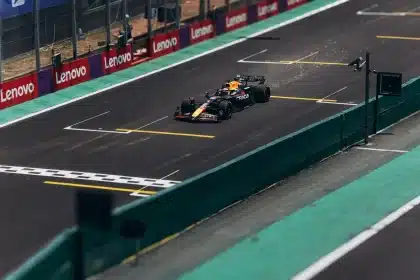 En F1-bil i högfart genom en kurva på Zandvoort-banan under sprinten