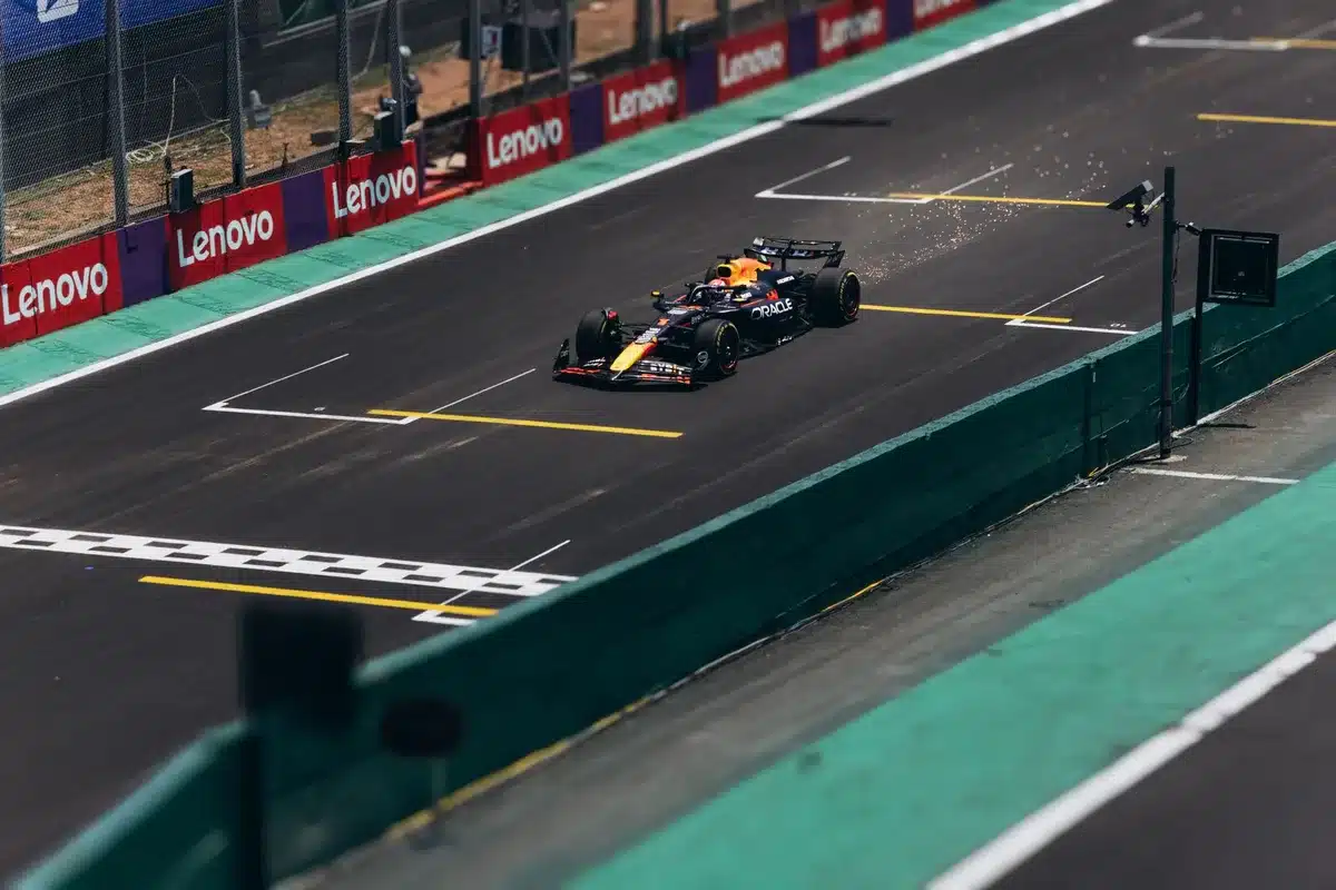 En F1-bil i högfart genom en kurva på Zandvoort-banan under sprinten