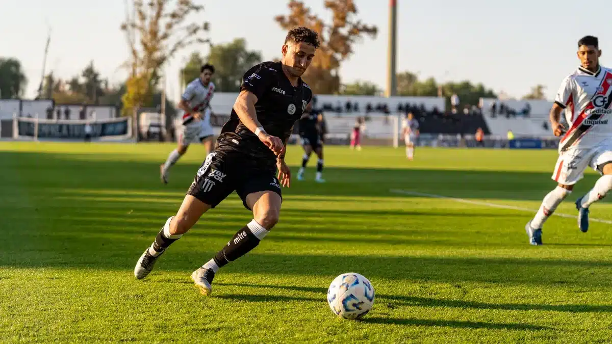 Fotbollsspelare i aktion under landslagsmatch