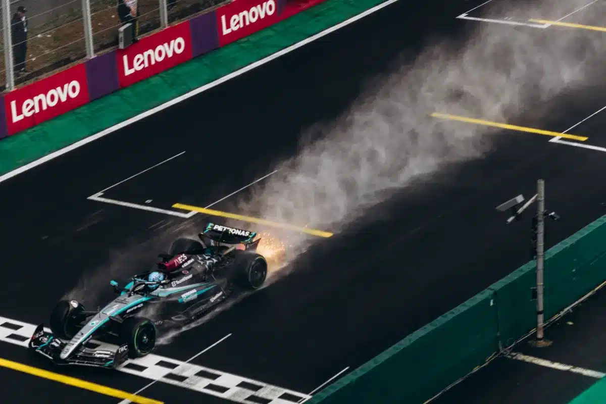 Vinnare på F1-podiet med trofé och champagne