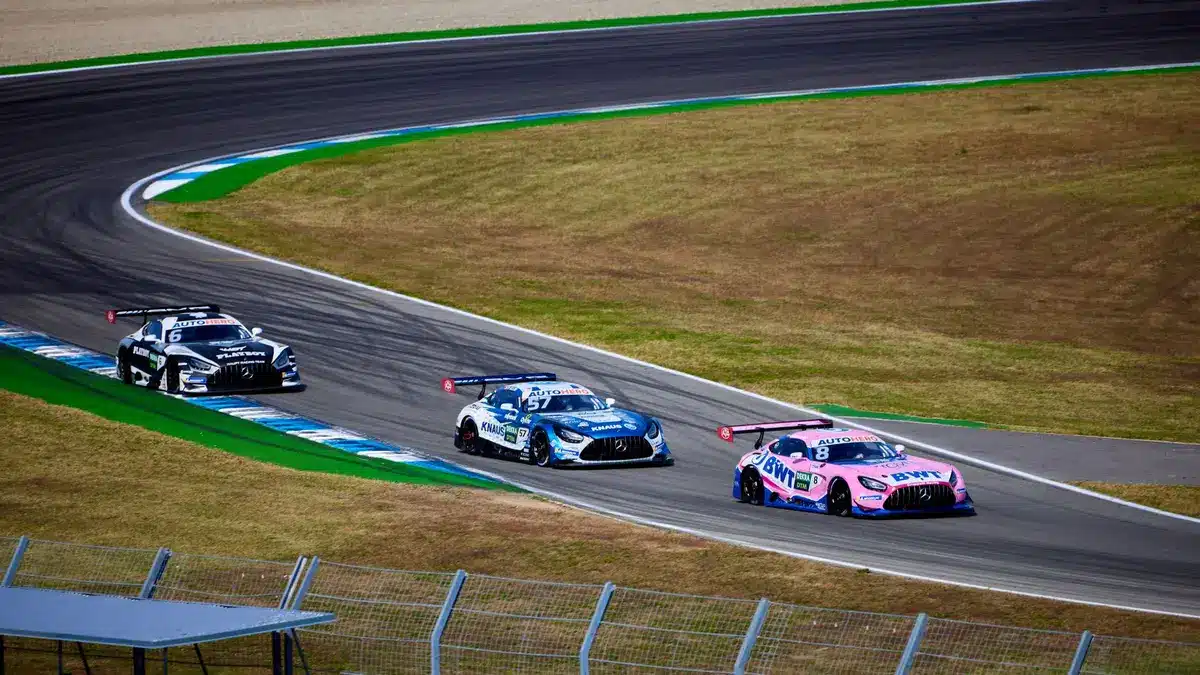 F1-bil i omkörningsmanöver på våt racerbana