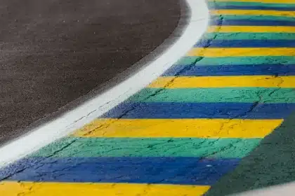 F1-bil passerar mållinjen på regning bana under sprintlopp
