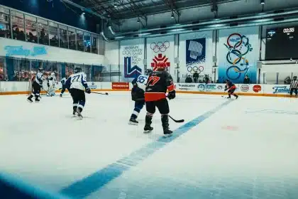 Anonyma ishockeyfans i publiken reagerar entusiastiskt när spelare kommer ut på isen