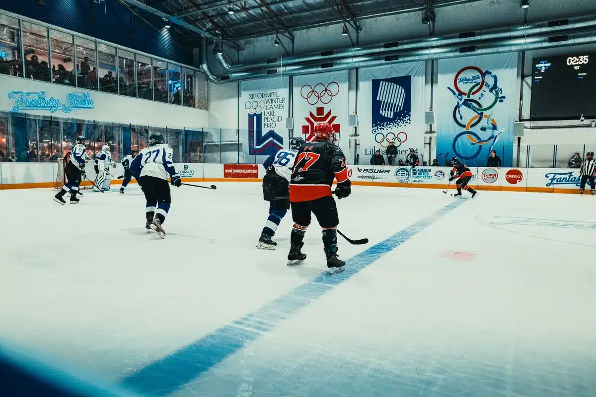 Anonyma ishockeyfans i publiken reagerar entusiastiskt när spelare kommer ut på isen