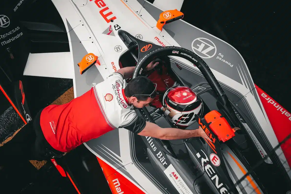 Formel E-team planerar strategi vid boxstop under lopp