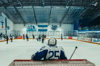 Ishockeyspelare gör spektakulär räddning med klubban under match
