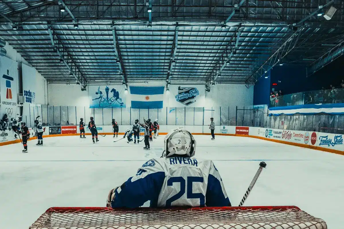 Ishockeyspelare gör spektakulär räddning med klubban under match