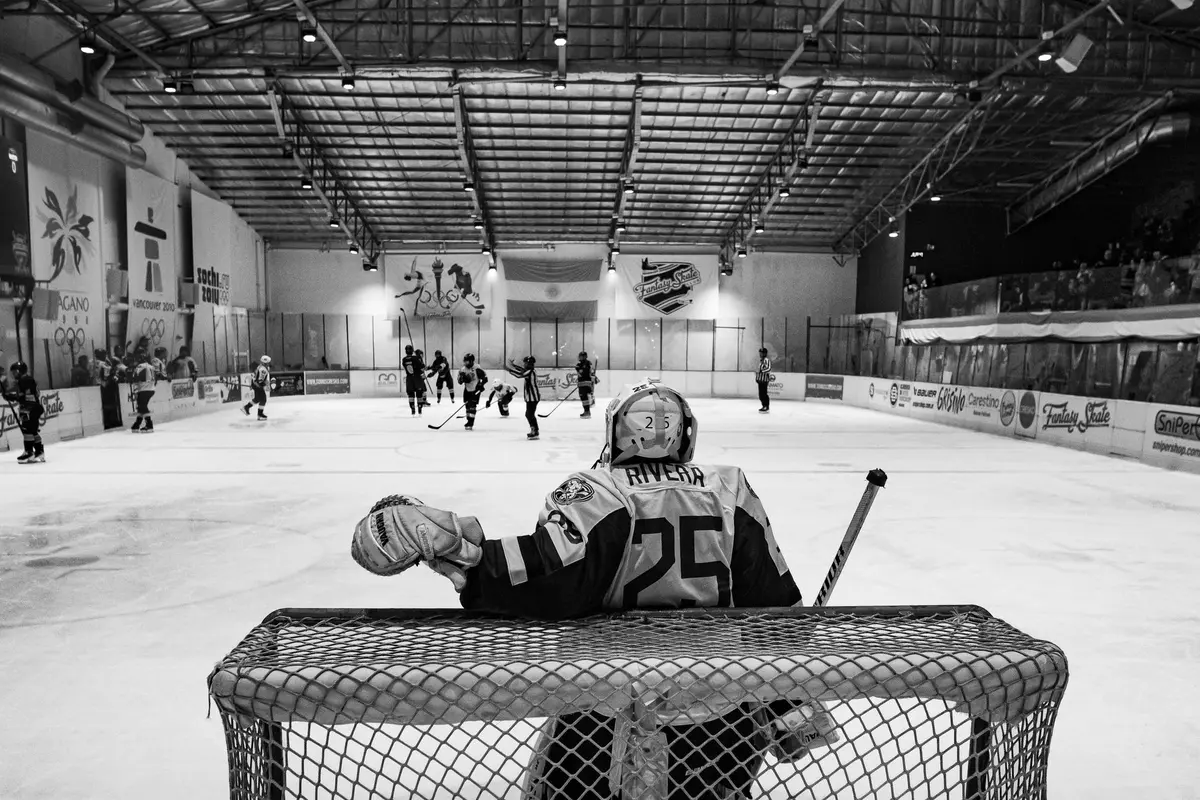 Ishockeyspelares på is under matchbelysning i en arena
