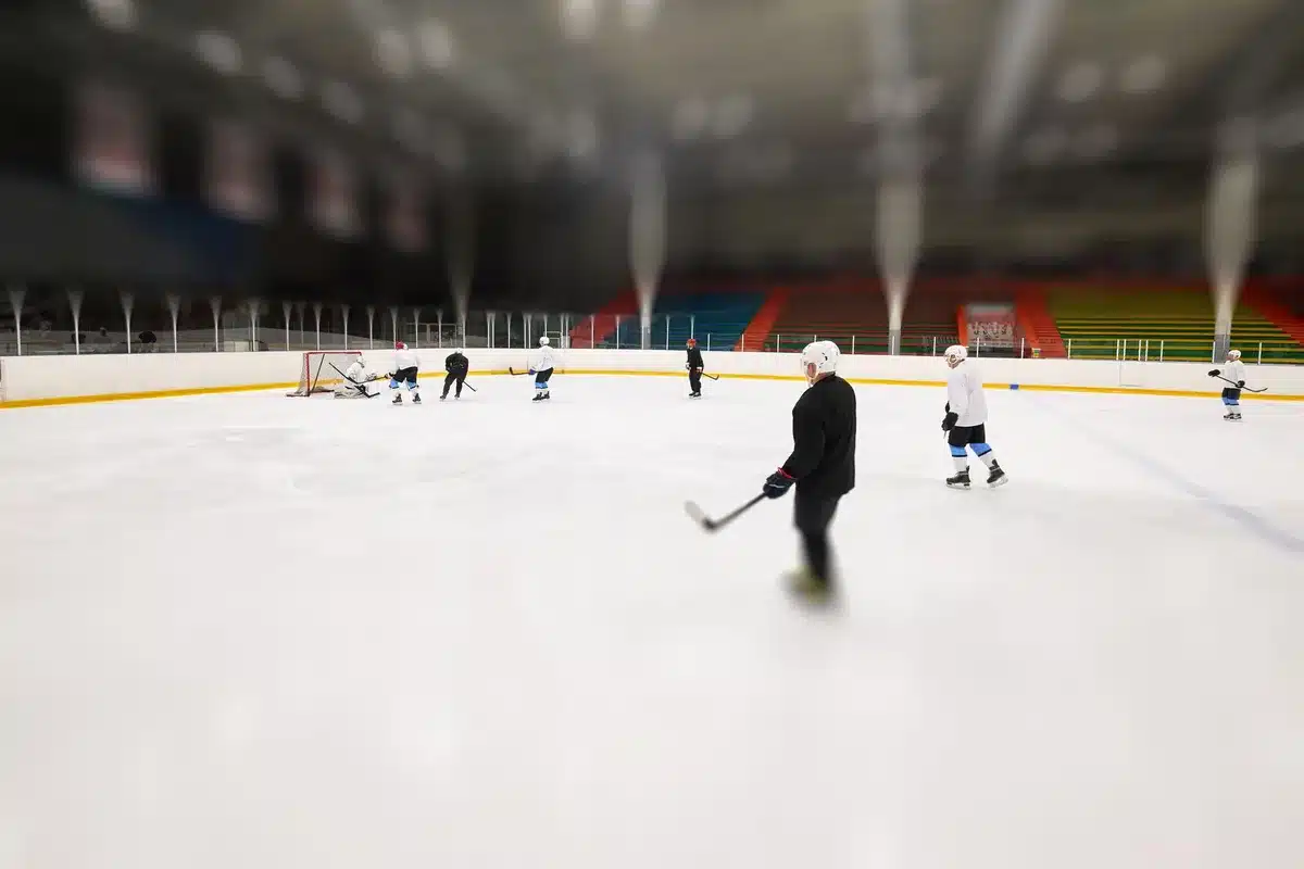 Ishockeyspelare firar mål framför målvakten på isen