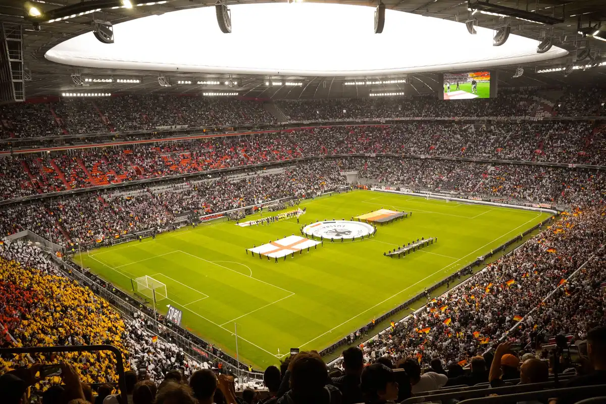 En fylld fotbollsstadion med publik från olika länder under ett VM