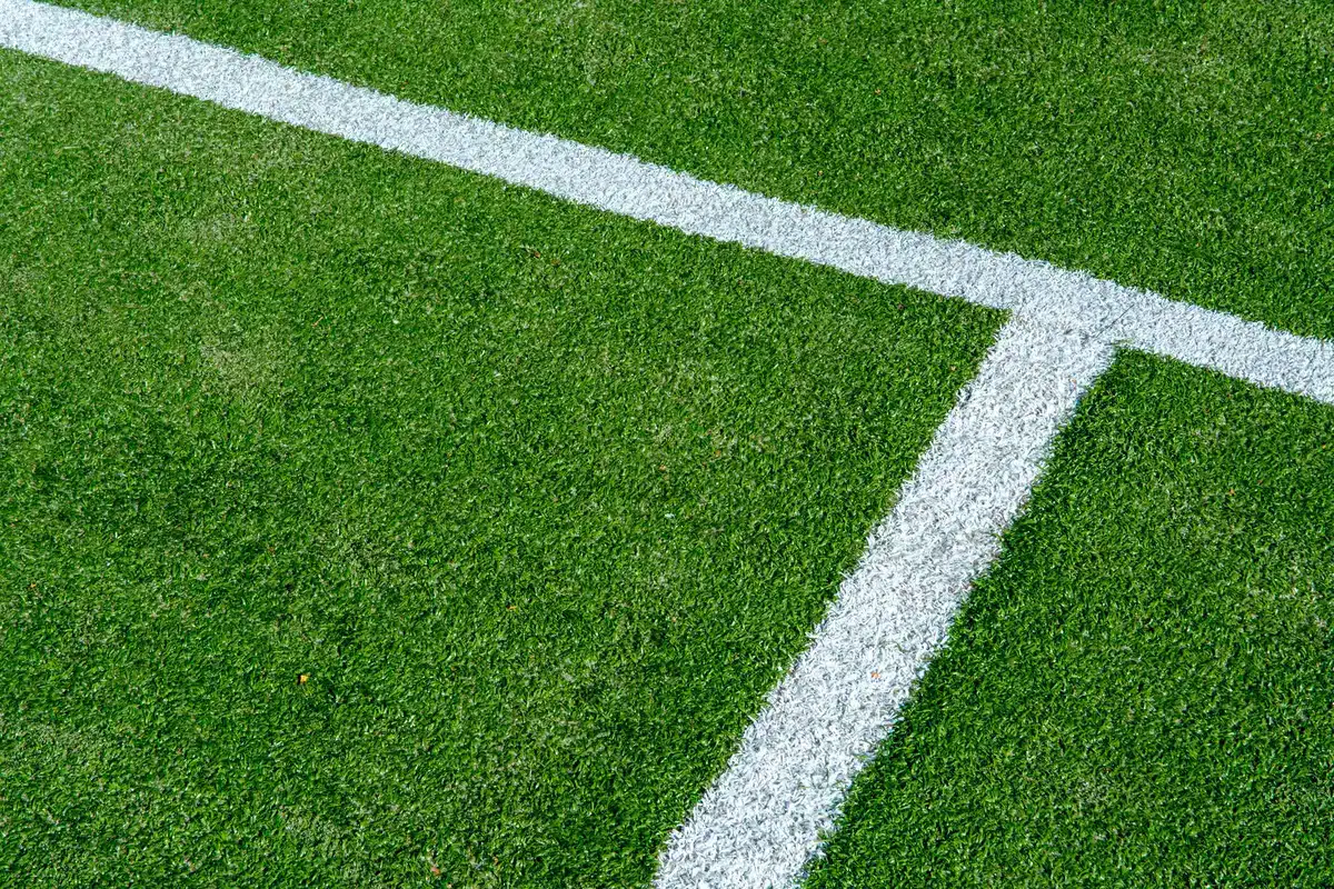 Tennisspelare i intensiv match p&aring; gr&auml;smatta under Wimbledon